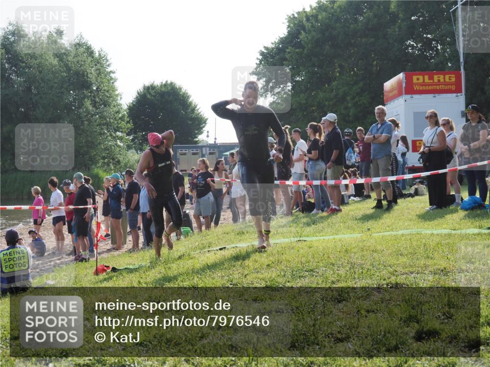 15.06.2025 - 27. Vierlanden-Triathlon KatJ http://msf.ph/oto/7976546 15.06.2025 08:34:04 Schwimmen 49, 78 meine-sportfotos.de