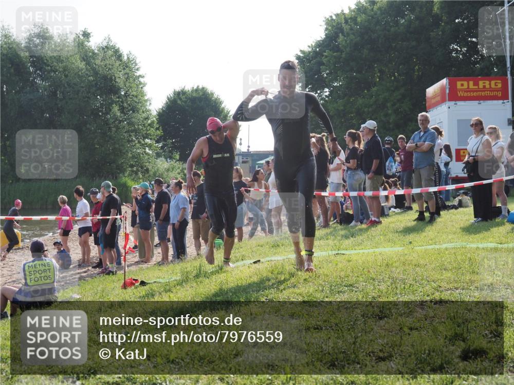 15.06.2025 - 27. Vierlanden-Triathlon KatJ http://msf.ph/oto/7976559 15.06.2025 08:34:05 Schwimmen 49, 78 meine-sportfotos.de