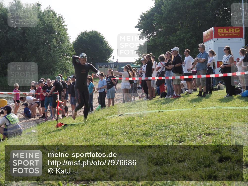 15.06.2025 - 27. Vierlanden-Triathlon KatJ http://msf.ph/oto/7976686 15.06.2025 08:34:35 Schwimmen 20, 88 meine-sportfotos.de