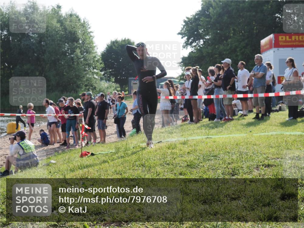15.06.2025 - 27. Vierlanden-Triathlon KatJ http://msf.ph/oto/7976708 15.06.2025 08:34:36 Schwimmen 20, 88 meine-sportfotos.de