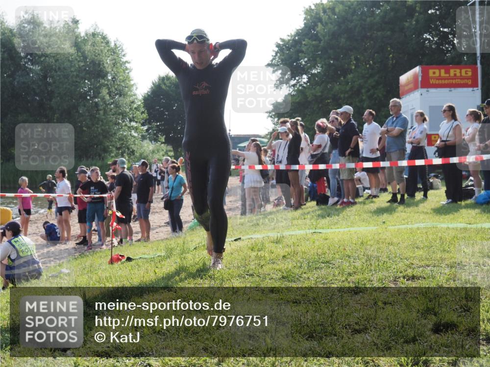 15.06.2025 - 27. Vierlanden-Triathlon KatJ http://msf.ph/oto/7976751 15.06.2025 08:34:37 Schwimmen 88 meine-sportfotos.de