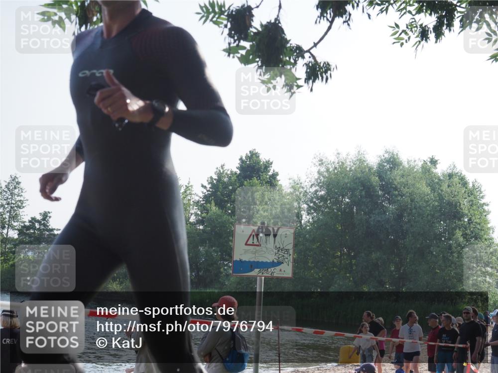 15.06.2025 - 27. Vierlanden-Triathlon KatJ http://msf.ph/oto/7976794 15.06.2025 08:34:48 Schwimmen 46, 124 meine-sportfotos.de