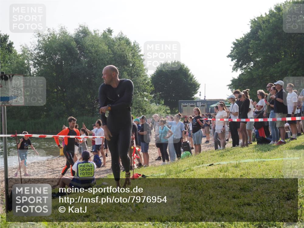 15.06.2025 - 27. Vierlanden-Triathlon KatJ http://msf.ph/oto/7976954 15.06.2025 08:35:05 Schwimmen 12, 43, 80, 149, 159, 186 meine-sportfotos.de