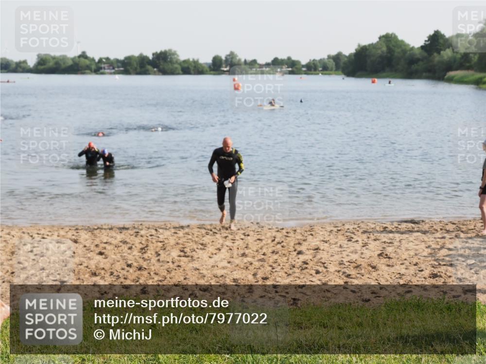21.06.2025 - 27. Vierlanden-Triathlon MichiJ http://msf.ph/oto/7977022 15.06.2026 08:44:07 Schwimmen 97, 153, 174, 183 meine-sportfotos.de