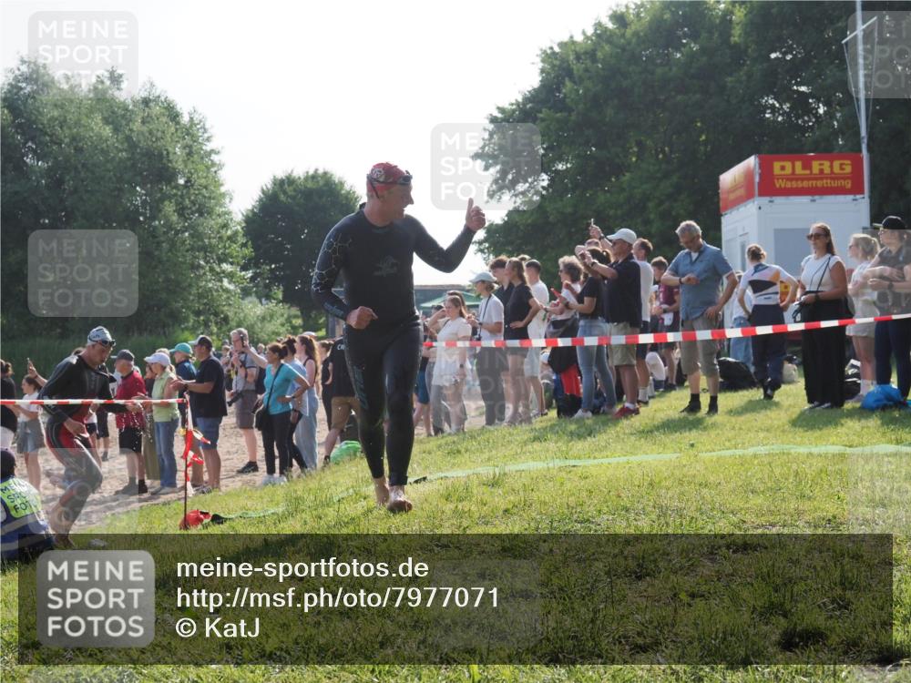 15.06.2025 - 27. Vierlanden-Triathlon KatJ http://msf.ph/oto/7977071 15.06.2025 08:35:14 Schwimmen 12, 54, 64 meine-sportfotos.de