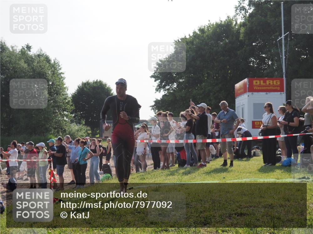 15.06.2025 - 27. Vierlanden-Triathlon KatJ http://msf.ph/oto/7977092 15.06.2025 08:35:16 Schwimmen 12, 54, 64 meine-sportfotos.de