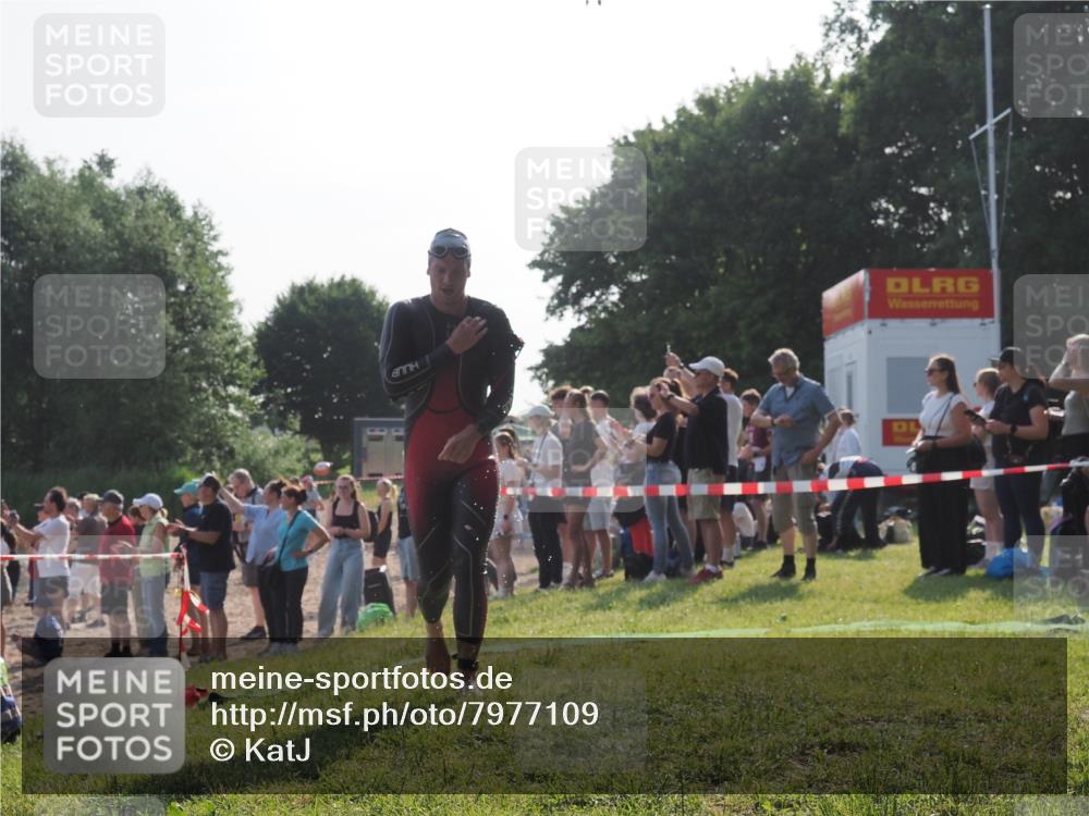 15.06.2025 - 27. Vierlanden-Triathlon KatJ http://msf.ph/oto/7977109 15.06.2025 08:35:17 Schwimmen 12, 54, 64 meine-sportfotos.de