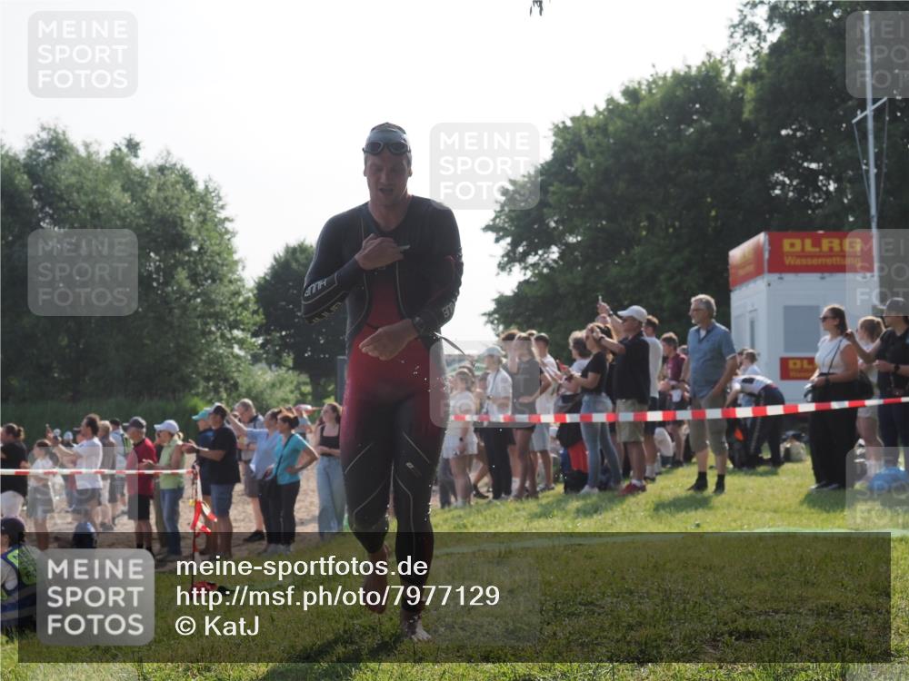 15.06.2025 - 27. Vierlanden-Triathlon KatJ http://msf.ph/oto/7977129 15.06.2025 08:35:17 Schwimmen 12, 54, 64 meine-sportfotos.de