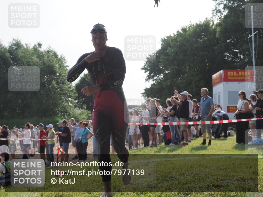 15.06.2025 - 27. Vierlanden-Triathlon KatJ http://msf.ph/oto/7977139 15.06.2025 08:35:18 Schwimmen 54, 64 meine-sportfotos.de