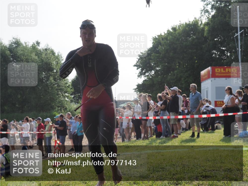 15.06.2025 - 27. Vierlanden-Triathlon KatJ http://msf.ph/oto/7977143 15.06.2025 08:35:18 Schwimmen 54, 64 meine-sportfotos.de