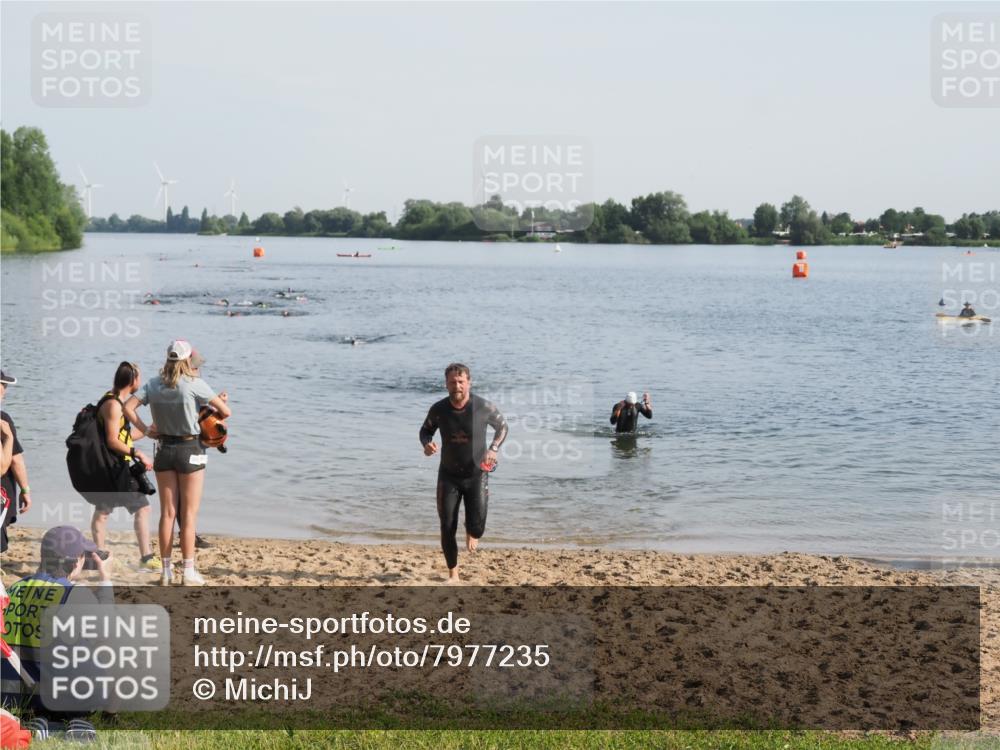 21.06.2025 - 27. Vierlanden-Triathlon MichiJ http://msf.ph/oto/7977235 15.06.2026 08:44:33 Schwimmen 93 meine-sportfotos.de