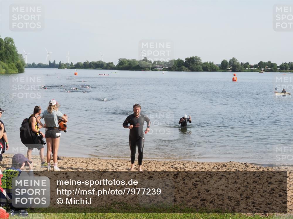 21.06.2025 - 27. Vierlanden-Triathlon MichiJ http://msf.ph/oto/7977239 15.06.2026 08:44:34 Schwimmen 93 meine-sportfotos.de