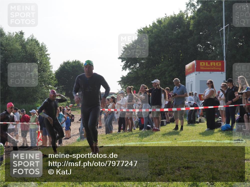 15.06.2025 - 27. Vierlanden-Triathlon KatJ http://msf.ph/oto/7977247 15.06.2025 08:35:39 Schwimmen 6, 21, 47, 75, 85, 158 meine-sportfotos.de