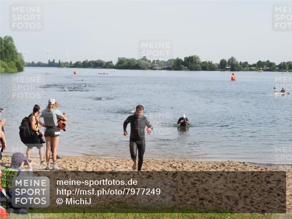 21.06.2025 - 27. Vierlanden-Triathlon MichiJ http://msf.ph/oto/7977249 15.06.2026 08:44:34 Schwimmen 93 meine-sportfotos.de