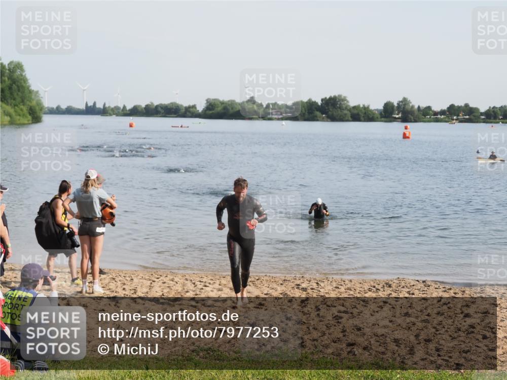 21.06.2025 - 27. Vierlanden-Triathlon MichiJ http://msf.ph/oto/7977253 15.06.2026 08:44:34 Schwimmen 93 meine-sportfotos.de