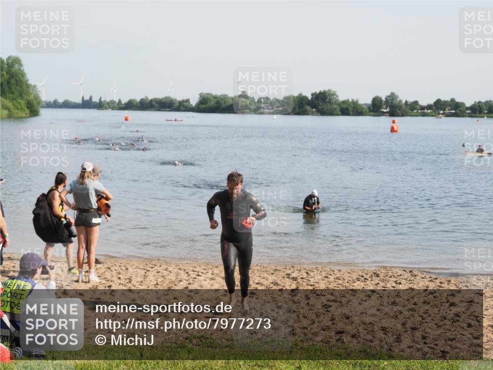 21.06.2025 - 27. Vierlanden-Triathlon MichiJ http://msf.ph/oto/7977273 15.06.2026 08:44:35 Schwimmen 93 meine-sportfotos.de