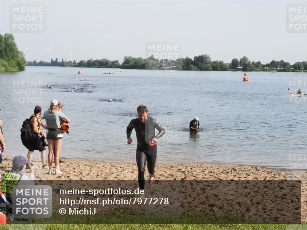 21.06.2025 - 27. Vierlanden-Triathlon MichiJ http://msf.ph/oto/7977278 15.06.2026 08:44:35 Schwimmen 93 meine-sportfotos.de