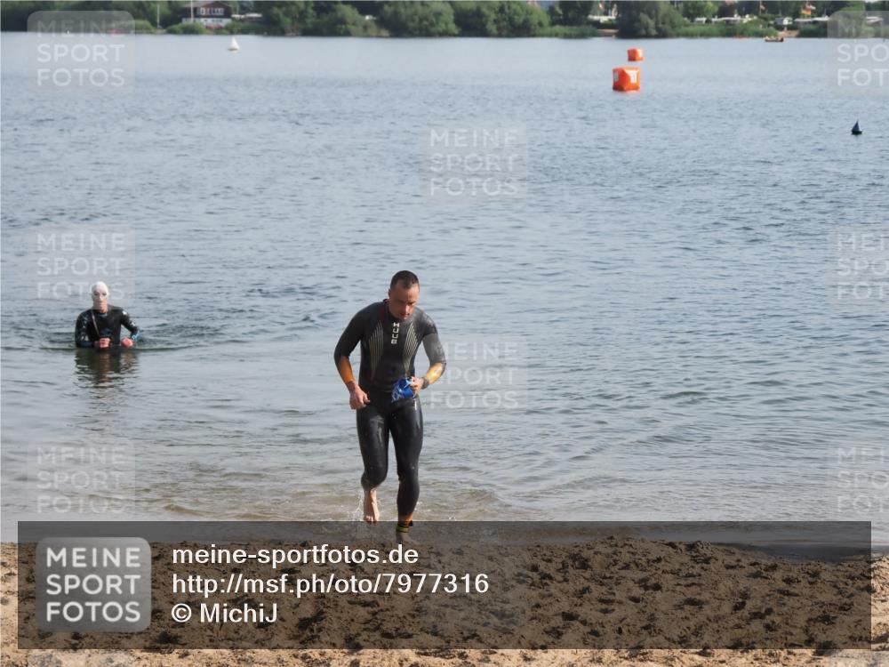 21.06.2025 - 27. Vierlanden-Triathlon MichiJ http://msf.ph/oto/7977316 15.06.2026 08:44:43 Schwimmen 81, 93 meine-sportfotos.de