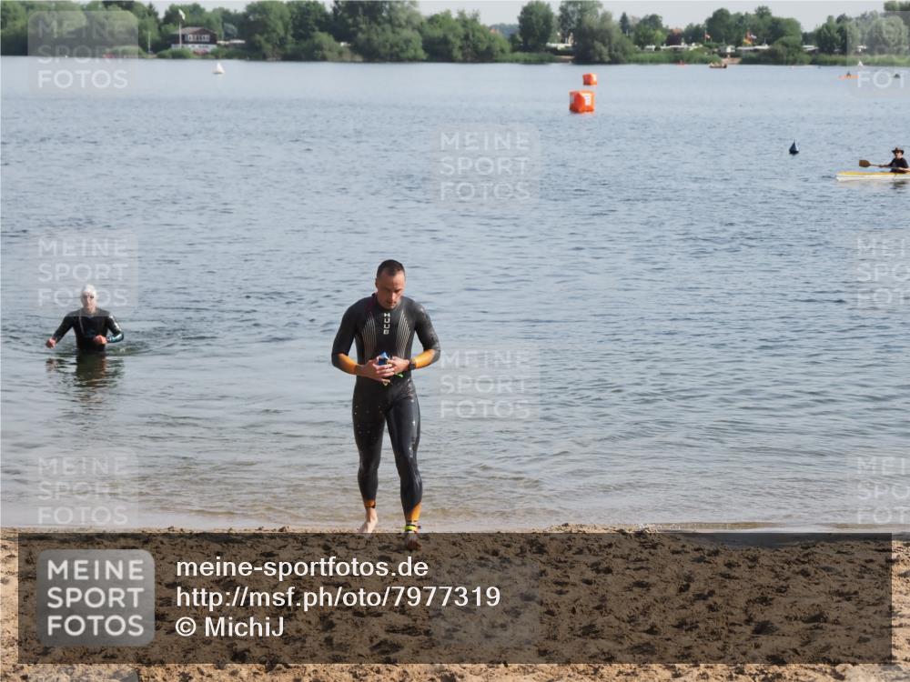 21.06.2025 - 27. Vierlanden-Triathlon MichiJ http://msf.ph/oto/7977319 15.06.2026 08:44:43 Schwimmen 81, 93 meine-sportfotos.de