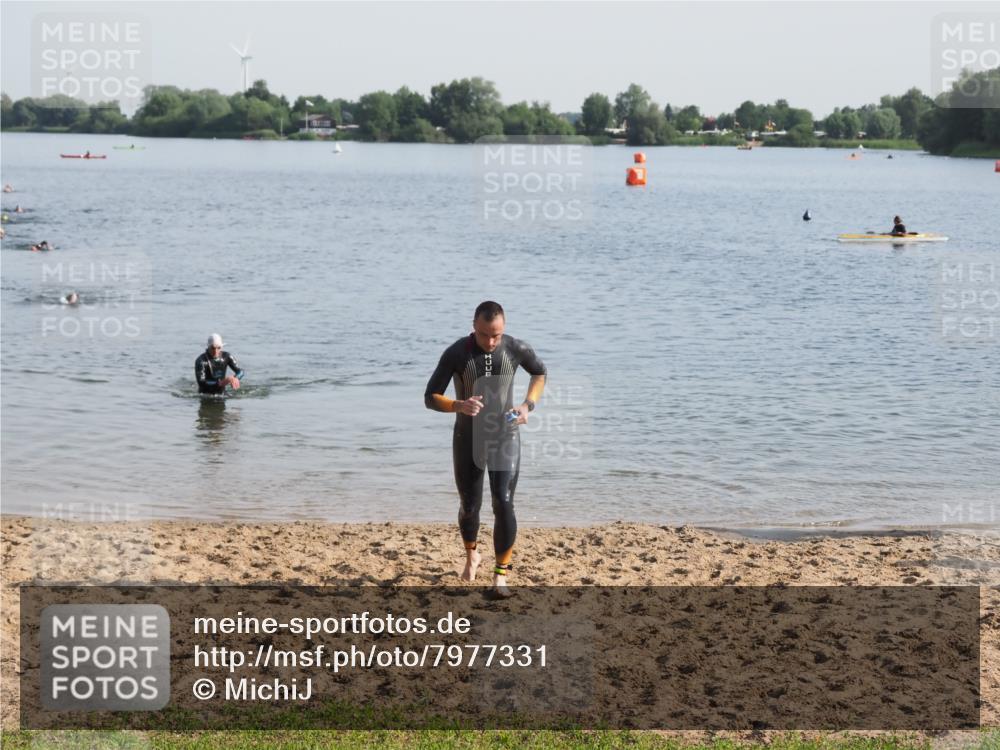 21.06.2025 - 27. Vierlanden-Triathlon MichiJ http://msf.ph/oto/7977331 15.06.2026 08:44:45 Schwimmen 81 meine-sportfotos.de