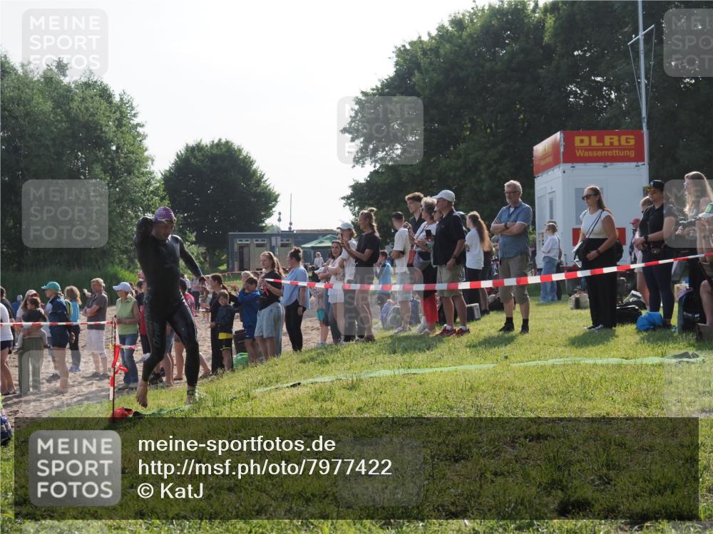 15.06.2025 - 27. Vierlanden-Triathlon KatJ http://msf.ph/oto/7977422 15.06.2025 08:36:42 Schwimmen 83 meine-sportfotos.de