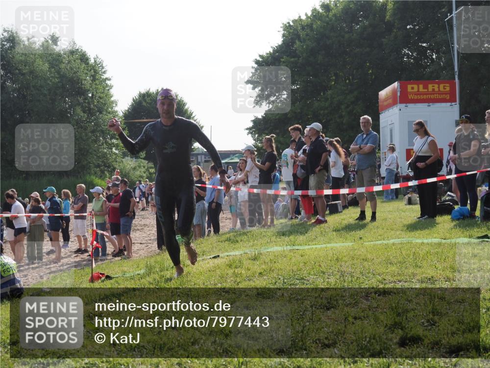 15.06.2025 - 27. Vierlanden-Triathlon KatJ http://msf.ph/oto/7977443 15.06.2025 08:36:43 Schwimmen 83 meine-sportfotos.de