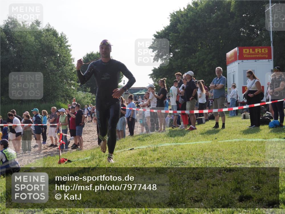 15.06.2025 - 27. Vierlanden-Triathlon KatJ http://msf.ph/oto/7977448 15.06.2025 08:36:43 Schwimmen 83 meine-sportfotos.de