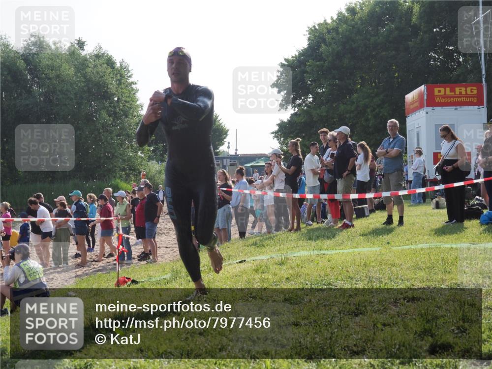15.06.2025 - 27. Vierlanden-Triathlon KatJ http://msf.ph/oto/7977456 15.06.2025 08:36:44 Schwimmen 83 meine-sportfotos.de