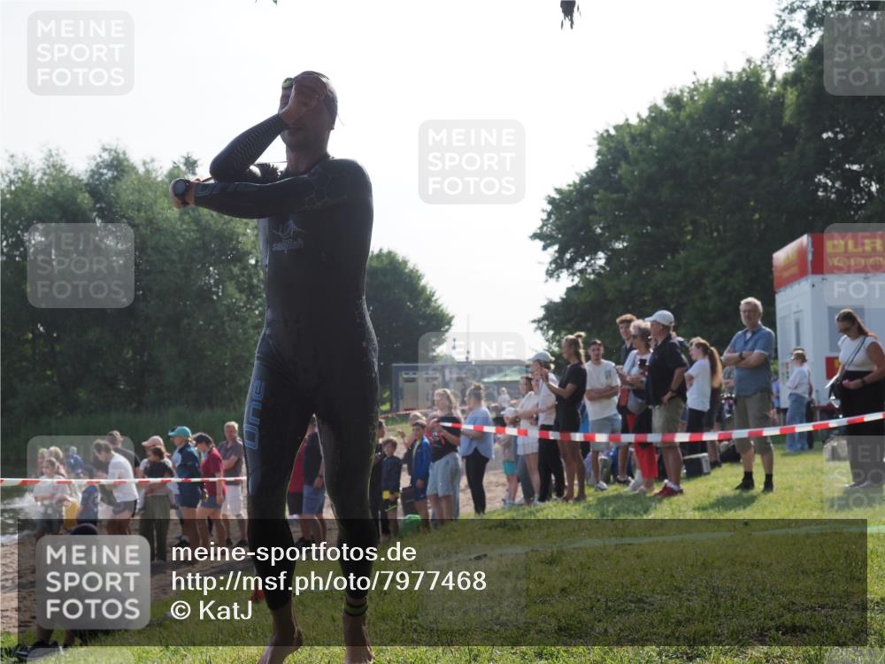 15.06.2025 - 27. Vierlanden-Triathlon KatJ http://msf.ph/oto/7977468 15.06.2025 08:36:44 Schwimmen 83 meine-sportfotos.de