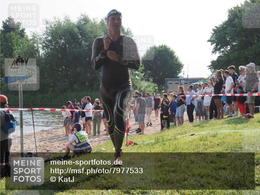 15.06.2025 - 27. Vierlanden-Triathlon KatJ http://msf.ph/oto/7977533 15.06.2025 08:36:54 Schwimmen 39 meine-sportfotos.de