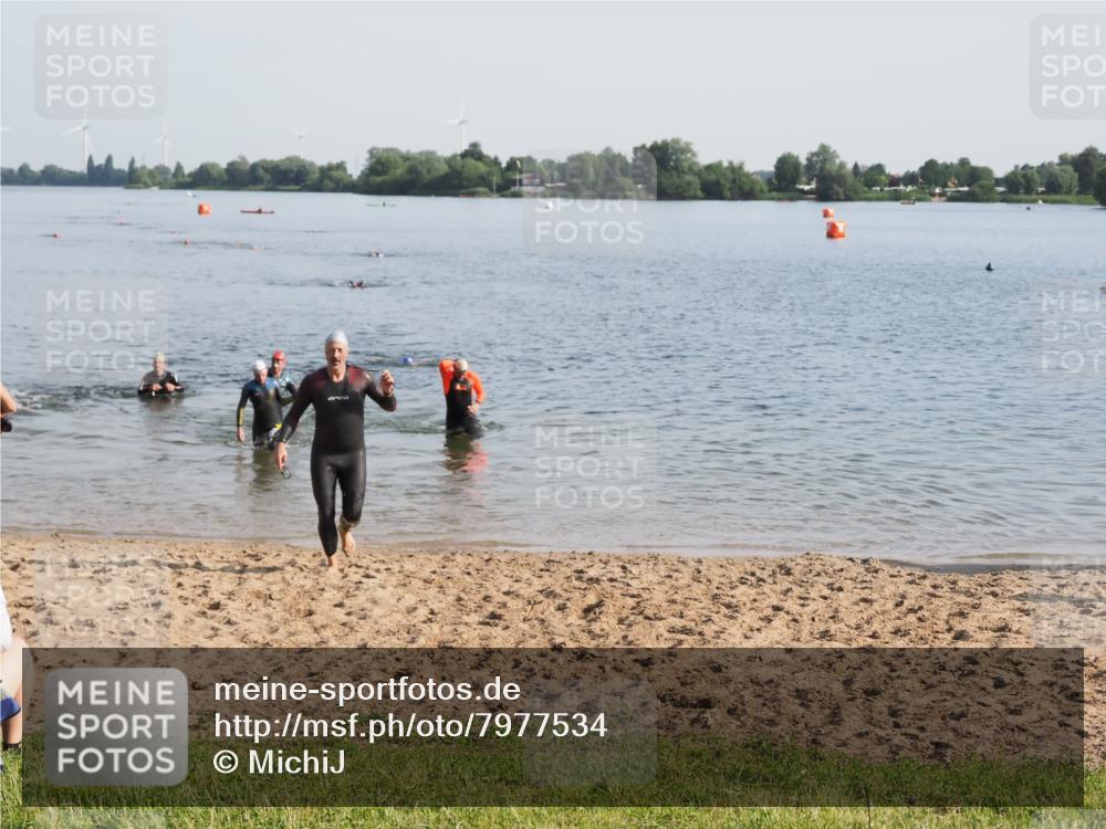 21.06.2025 - 27. Vierlanden-Triathlon MichiJ http://msf.ph/oto/7977534 15.06.2026 08:45:43 Schwimmen 104, 116, 125, 145 meine-sportfotos.de
