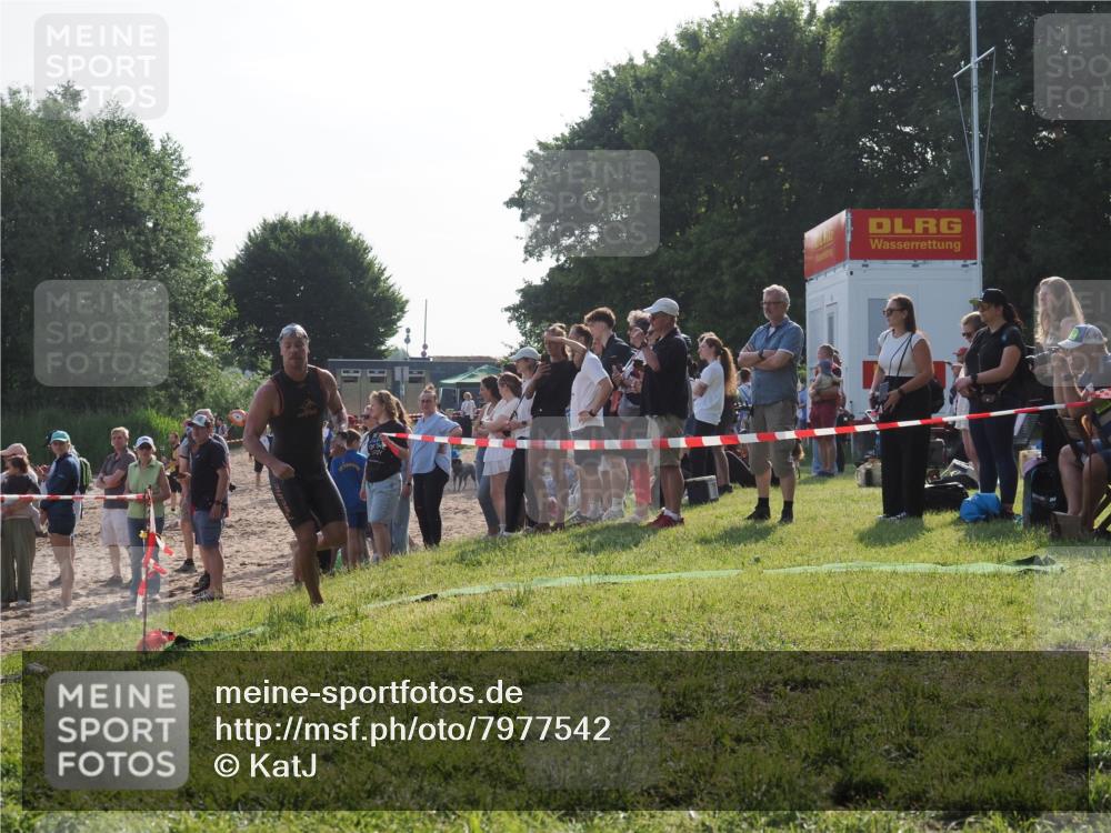 15.06.2025 - 27. Vierlanden-Triathlon KatJ http://msf.ph/oto/7977542 15.06.2025 08:37:01 Schwimmen 39, 69 meine-sportfotos.de