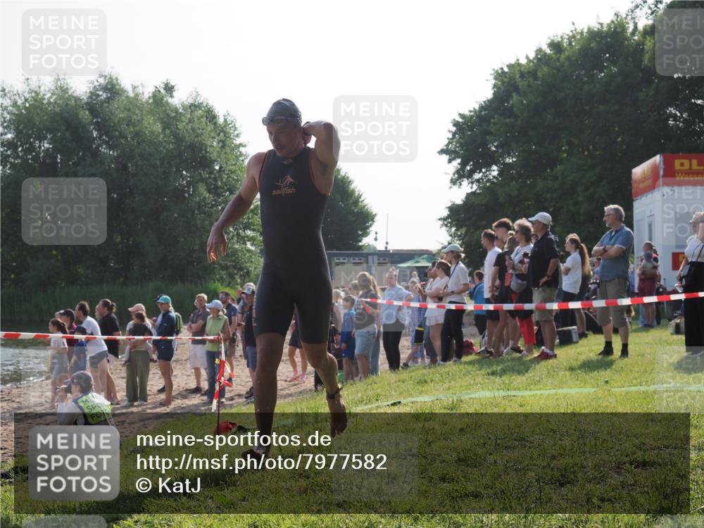 15.06.2025 - 27. Vierlanden-Triathlon KatJ http://msf.ph/oto/7977582 15.06.2025 08:37:03 Schwimmen 69 meine-sportfotos.de