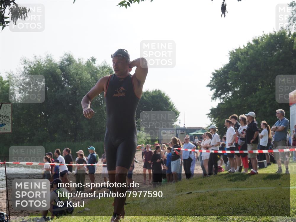 15.06.2025 - 27. Vierlanden-Triathlon KatJ http://msf.ph/oto/7977590 15.06.2025 08:37:03 Schwimmen 69 meine-sportfotos.de
