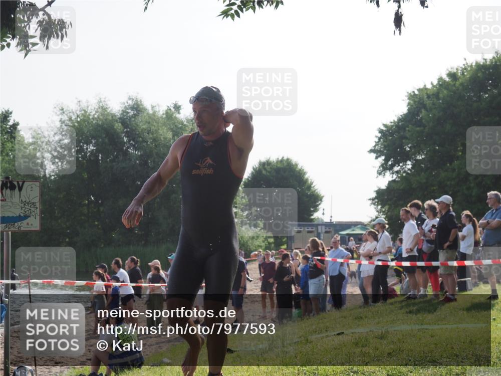 15.06.2025 - 27. Vierlanden-Triathlon KatJ http://msf.ph/oto/7977593 15.06.2025 08:37:03 Schwimmen 69 meine-sportfotos.de
