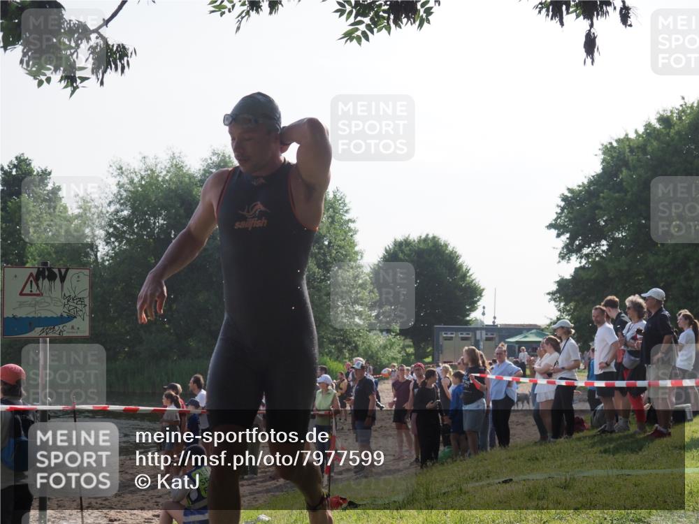 15.06.2025 - 27. Vierlanden-Triathlon KatJ http://msf.ph/oto/7977599 15.06.2025 08:37:03 Schwimmen 69 meine-sportfotos.de