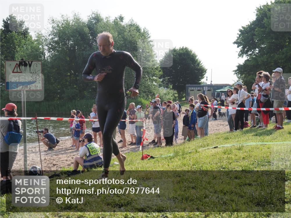 15.06.2025 - 27. Vierlanden-Triathlon KatJ http://msf.ph/oto/7977644 15.06.2025 08:37:19 Schwimmen 187 meine-sportfotos.de