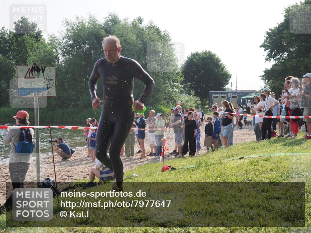 15.06.2025 - 27. Vierlanden-Triathlon KatJ http://msf.ph/oto/7977647 15.06.2025 08:37:19 Schwimmen 187 meine-sportfotos.de