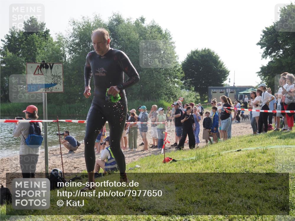 15.06.2025 - 27. Vierlanden-Triathlon KatJ http://msf.ph/oto/7977650 15.06.2025 08:37:19 Schwimmen 187 meine-sportfotos.de