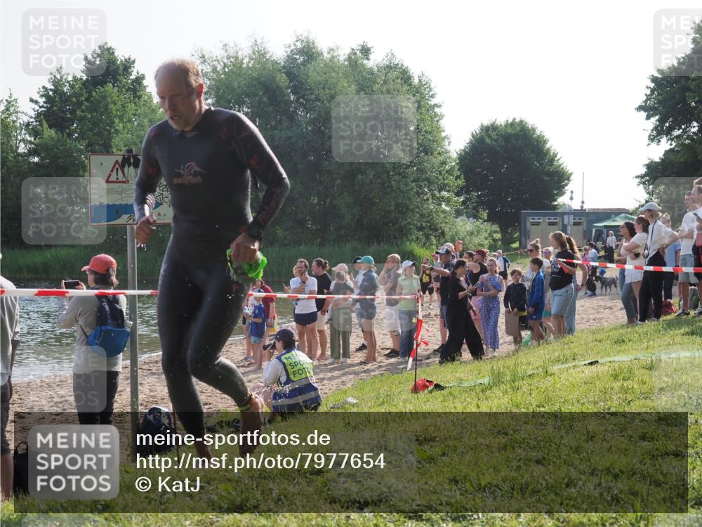 15.06.2025 - 27. Vierlanden-Triathlon KatJ http://msf.ph/oto/7977654 15.06.2025 08:37:20 Schwimmen 187 meine-sportfotos.de