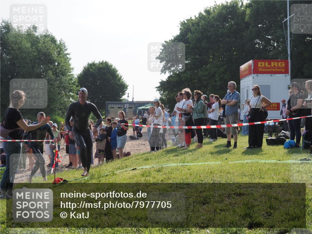 15.06.2025 - 27. Vierlanden-Triathlon KatJ http://msf.ph/oto/7977705 15.06.2025 08:37:45 Schwimmen 9, 73, 180, 181 meine-sportfotos.de