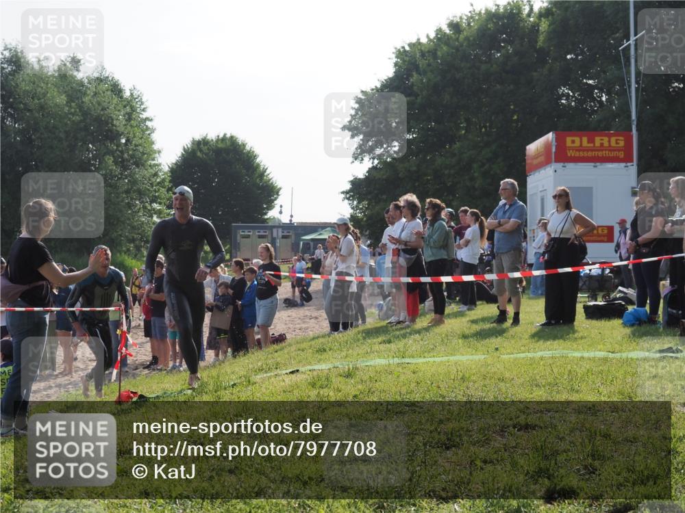 15.06.2025 - 27. Vierlanden-Triathlon KatJ http://msf.ph/oto/7977708 15.06.2025 08:37:45 Schwimmen 9, 73, 180, 181 meine-sportfotos.de