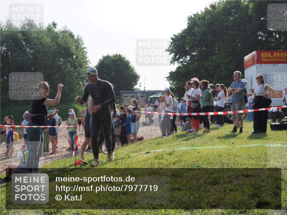 15.06.2025 - 27. Vierlanden-Triathlon KatJ http://msf.ph/oto/7977719 15.06.2025 08:37:46 Schwimmen 9, 73, 171, 180, 181 meine-sportfotos.de