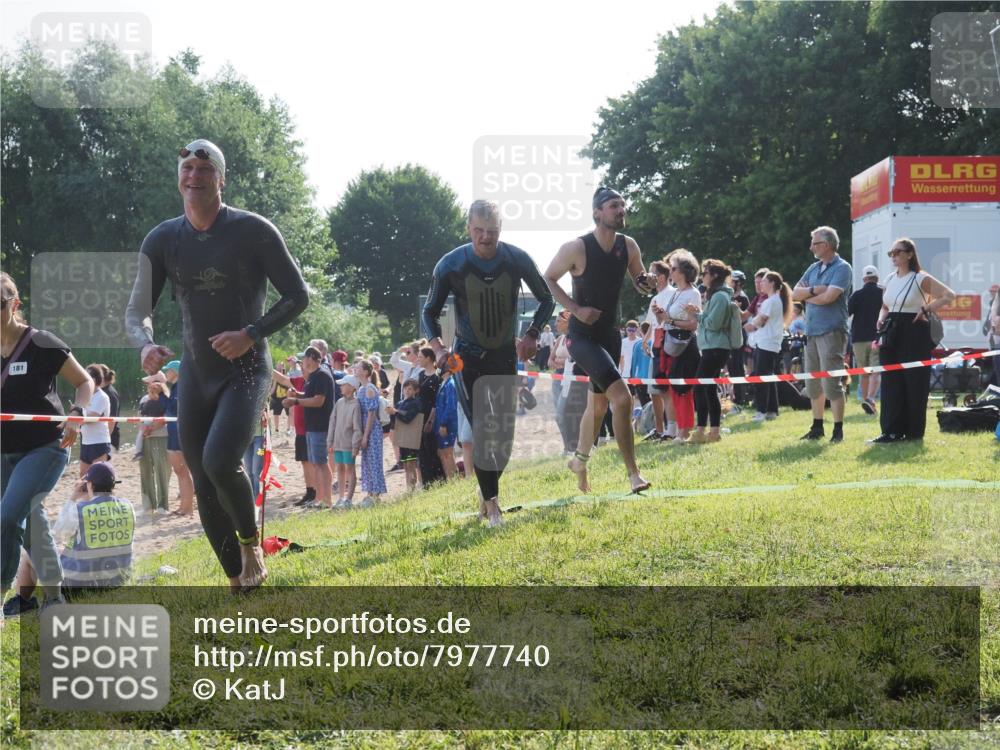 15.06.2025 - 27. Vierlanden-Triathlon KatJ http://msf.ph/oto/7977740 15.06.2025 08:37:47 Schwimmen 9, 73, 171, 180, 181 meine-sportfotos.de