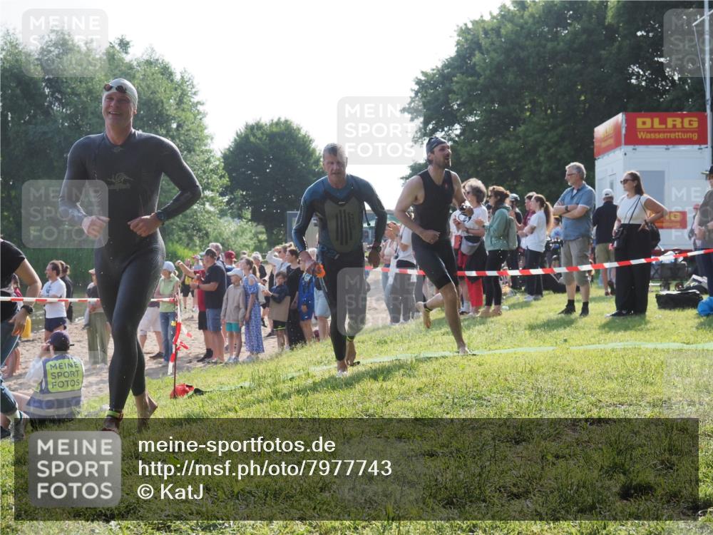 15.06.2025 - 27. Vierlanden-Triathlon KatJ http://msf.ph/oto/7977743 15.06.2025 08:37:47 Schwimmen 9, 73, 171, 180, 181 meine-sportfotos.de