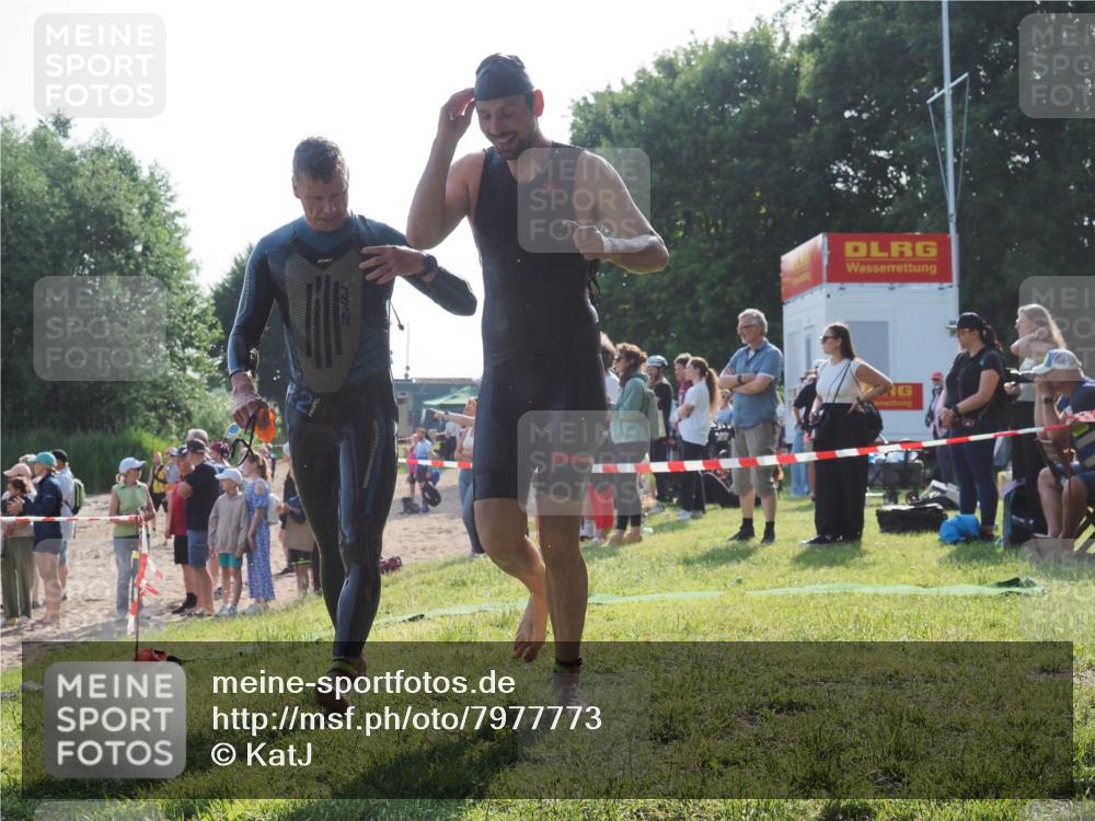 15.06.2025 - 27. Vierlanden-Triathlon KatJ http://msf.ph/oto/7977773 15.06.2025 08:37:49 Schwimmen 73, 171, 180, 181 meine-sportfotos.de