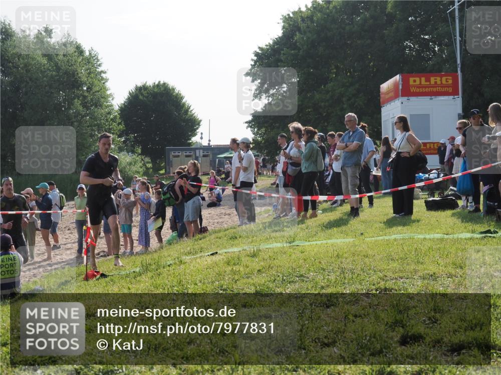 15.06.2025 - 27. Vierlanden-Triathlon KatJ http://msf.ph/oto/7977831 15.06.2025 08:38:32 Schwimmen 27, 35, 45, 86 meine-sportfotos.de