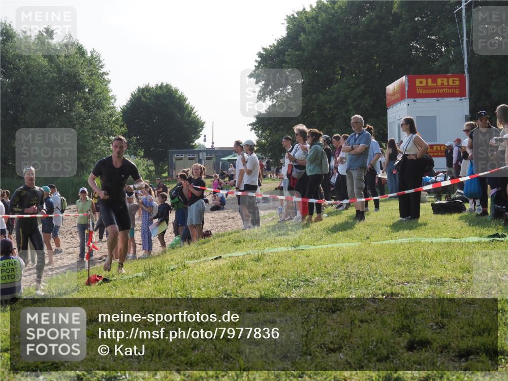 15.06.2025 - 27. Vierlanden-Triathlon KatJ http://msf.ph/oto/7977836 15.06.2025 08:38:33 Schwimmen 27, 35, 45, 86, 126 meine-sportfotos.de