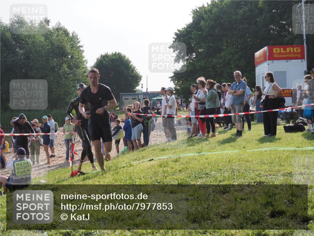 15.06.2025 - 27. Vierlanden-Triathlon KatJ http://msf.ph/oto/7977853 15.06.2025 08:38:34 Schwimmen 27, 35, 45, 86, 126 meine-sportfotos.de