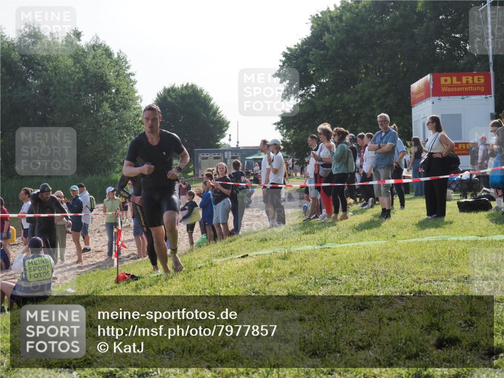 15.06.2025 - 27. Vierlanden-Triathlon KatJ http://msf.ph/oto/7977857 15.06.2025 08:38:34 Schwimmen 27, 35, 45, 86, 126 meine-sportfotos.de